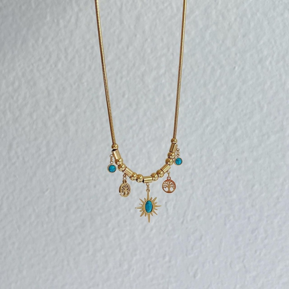 Elegant Gold and Sapphire Pendant Necklace